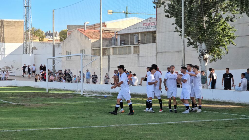 El Aspe UD celebrando un gol en el campo de Las Fuentes