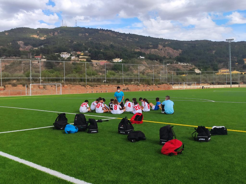 Benjamín A del Aspe Unión Deportiva escuchando a su entrenador antes de iniciar el encuentro