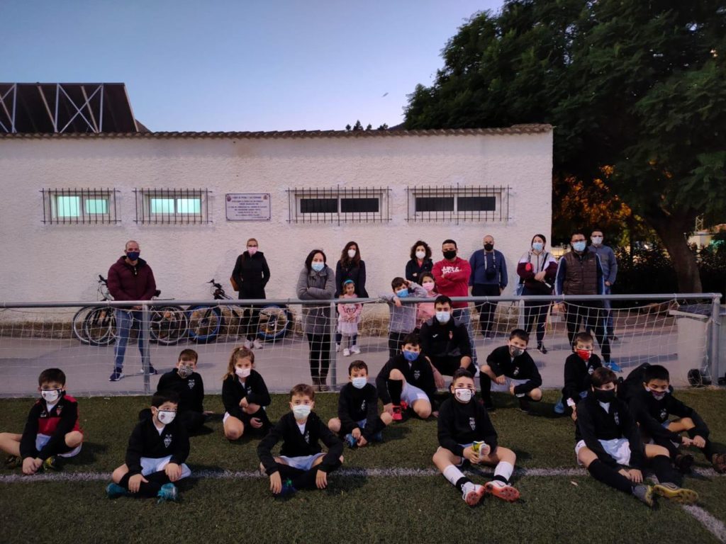 Benjamín A con sus padres tras empatar en Cox