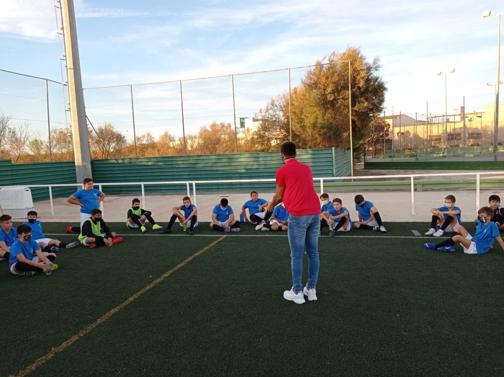Infantil B del Aspe UD recibiendo instrucciones de Ivan