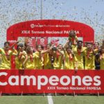 Celebración del Villareal tras recibir el trofeo de laliga promises