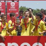 Celebración del Villareal tras recibir el trofeo de laliga promises