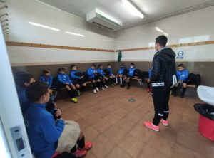 El Benjamín A escuchando las indicaciones de su entrenador en la previa del encuentro