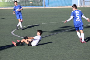 Pisotón a Asier al borde del área, falta no pitada por el árbitro