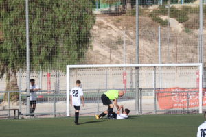 Levantando a José Luis , para que siguiera rápido el juego