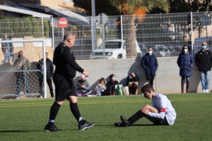 el arbitro en un lance del encuentro del Infantil A