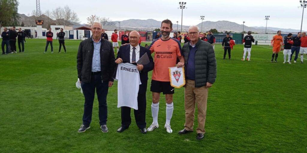 Homenaje a Ernesto Mira Galvañ, en la imagen Antonio Mira, el homenajeado, Ernesto Gómez , presidente del Aspe UD y Antonio Hernández, directivo del Aspe UD