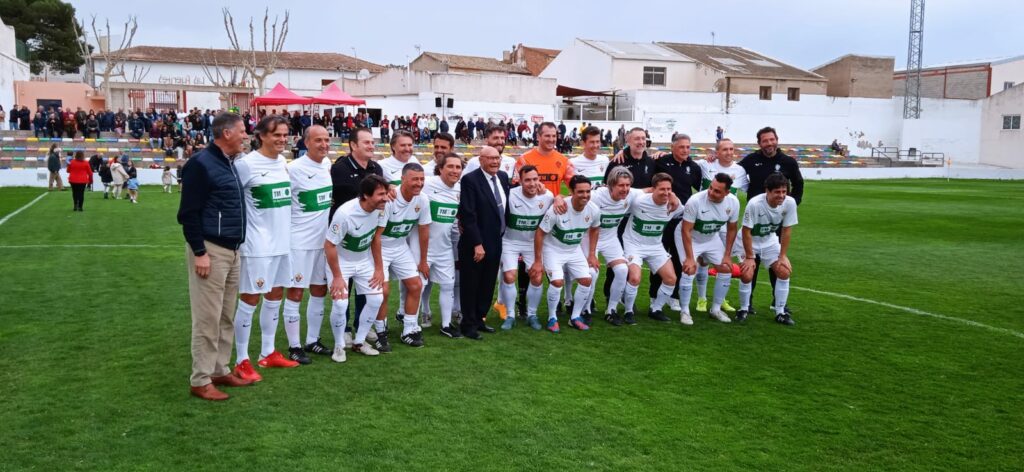 Plantilla del equipo de Veteranos del Elche CF que participó en el homenaje