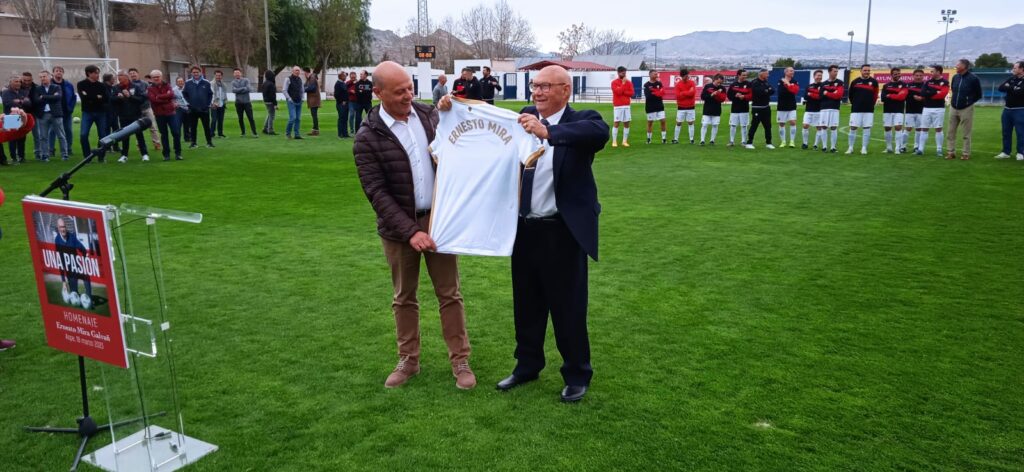 Ernesto Mira con el presidente del Elche , Joaquín Buitrago en el homenaje.