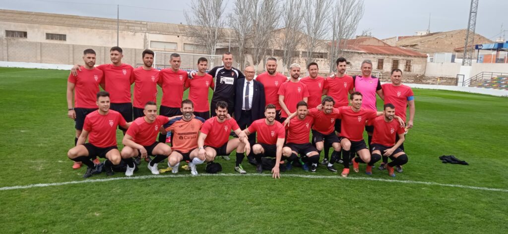 Plantilla del equipo de Veteranos del Aspe UD que participó en el homenaje a Ernesto Mira