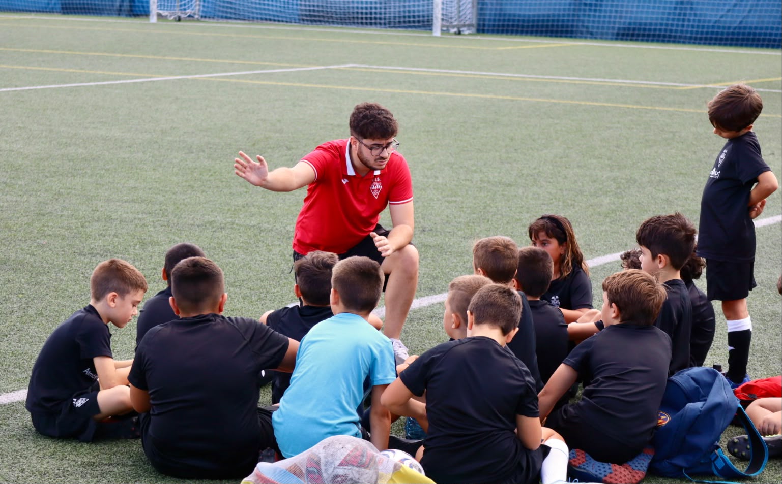 Jugadores jóvenes del Aspe UD reciben indicaciones de su entrenador