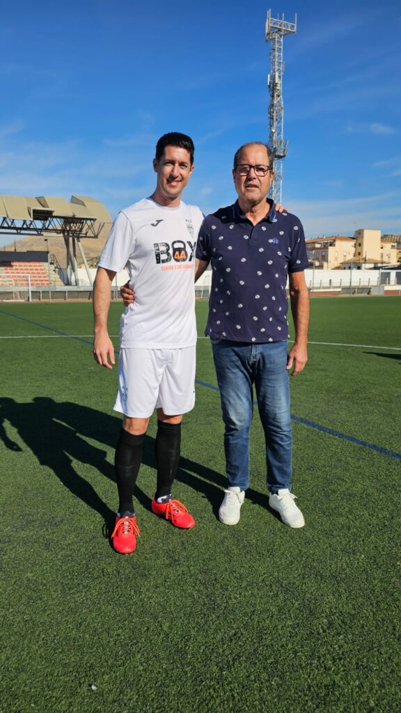 Pepe Castroverde jugador Aspense y exjugador del Granada con su hijo.